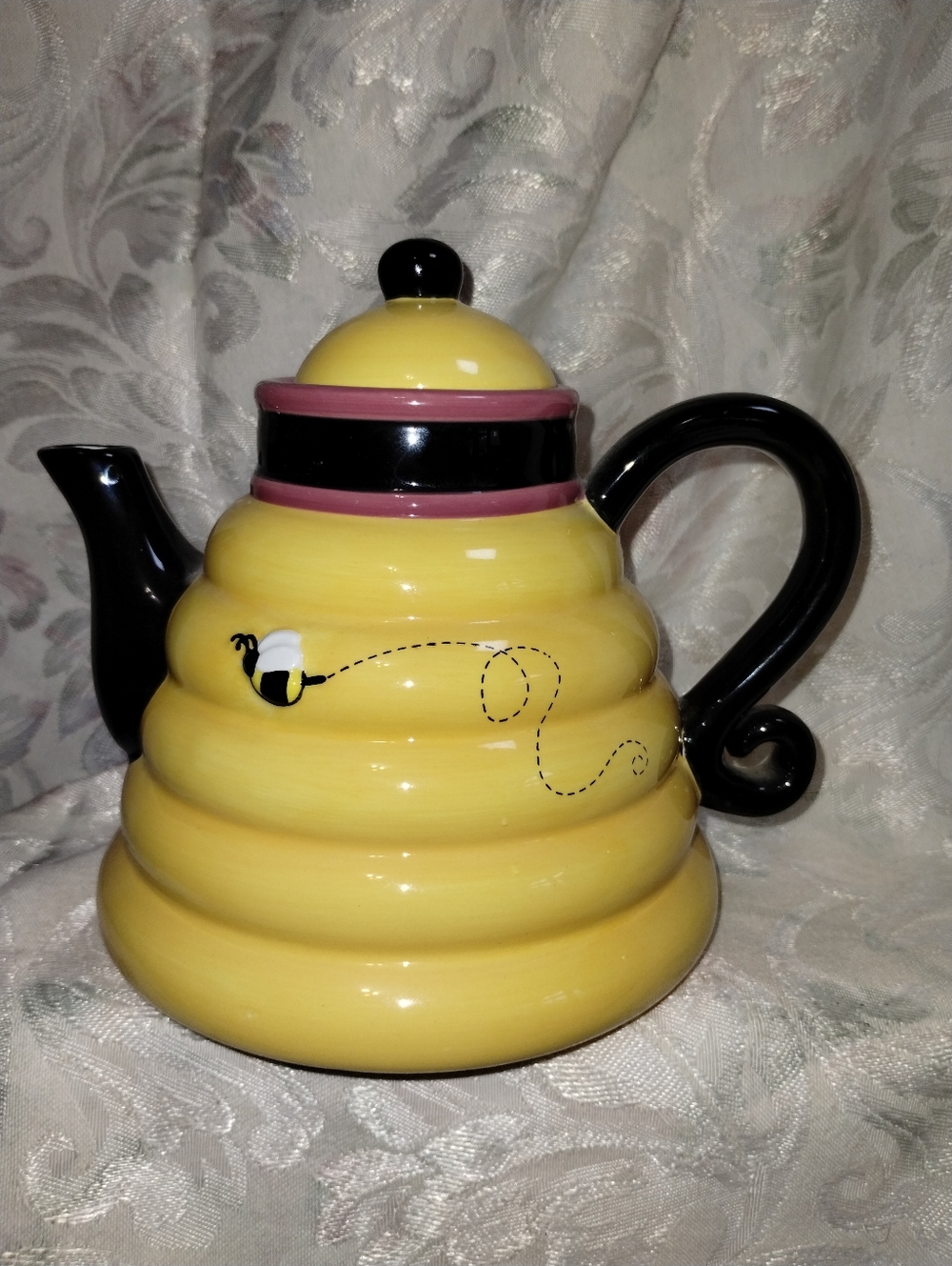 Debbie Mumm Beehive Teapot 2004 – Bee-Themed Ceramic Kitchen Décor / No Box